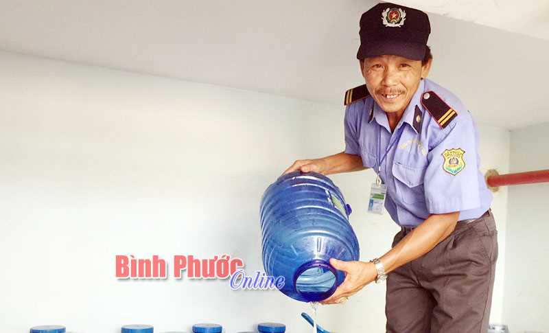 Bác bảo vệ trường tôi Bác bảo vệ trường tôi