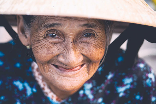'Người phụ nữ đẹp nhất thế giới': Nghèo thì đã nghèo, cười là vui… 'Người phụ nữ đẹp nhất thế giới': Nghèo thì đã nghèo, cười là vui…