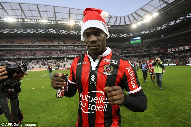 Mario Balotelli lập cú đúp giúp Nice vô địch lượt đi Ligue 1 Mario Balotelli lập cú đúp giúp Nice vô địch lượt đi Ligue 1