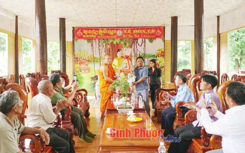Ban Dân tộc tỉnh Bình Phước thăm, chúc mừng lễ Sene Dolta
