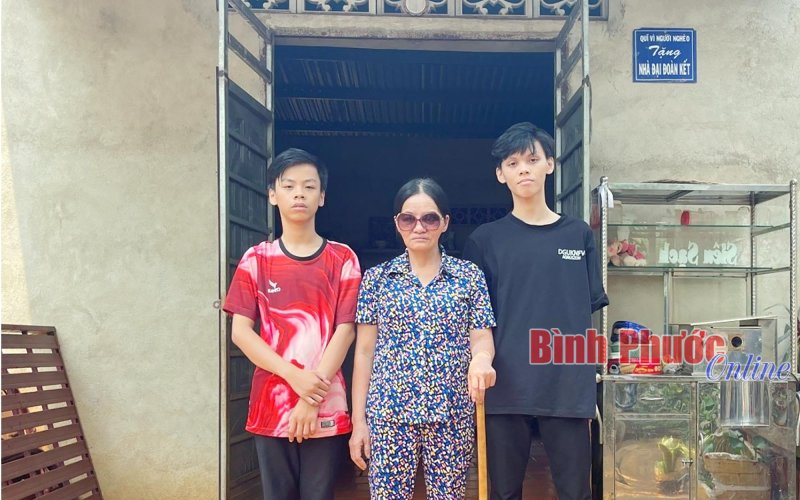 Bán vé số nuôi ước mơ đại học cho con Bán vé số nuôi ước mơ đại học cho con