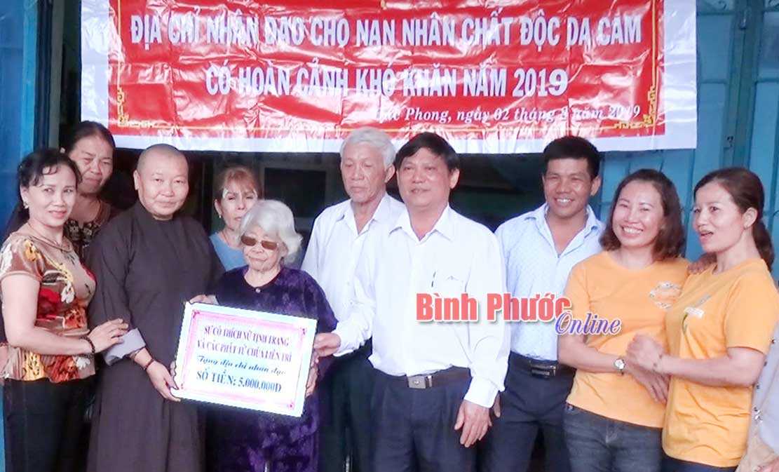 Bàn giao trợ giúp địa chỉ nhân đạo cho gia đình nạn nhân da cam Bàn giao trợ giúp địa chỉ nhân đạo cho gia đình nạn nhân da cam