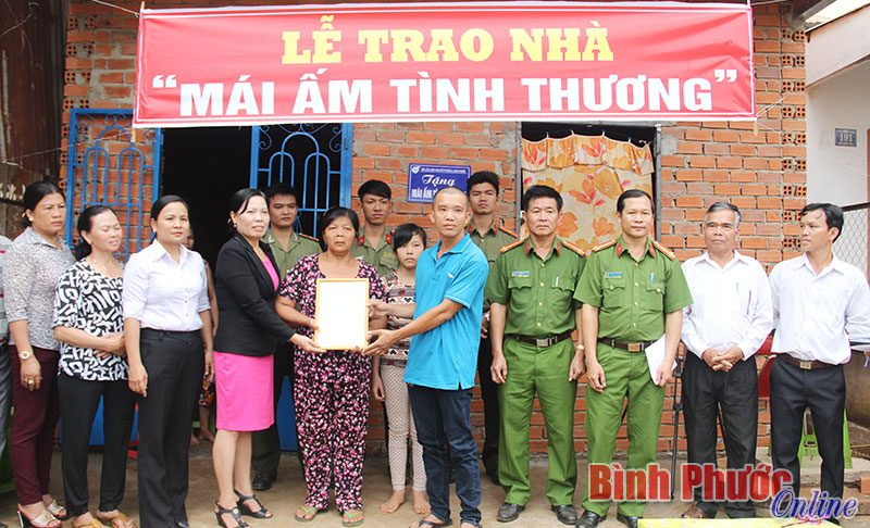 Bàn giao mái ấm tình thương cho phụ nữ nghèo phường Long Phước Bàn giao mái ấm tình thương cho phụ nữ nghèo phường Long Phước