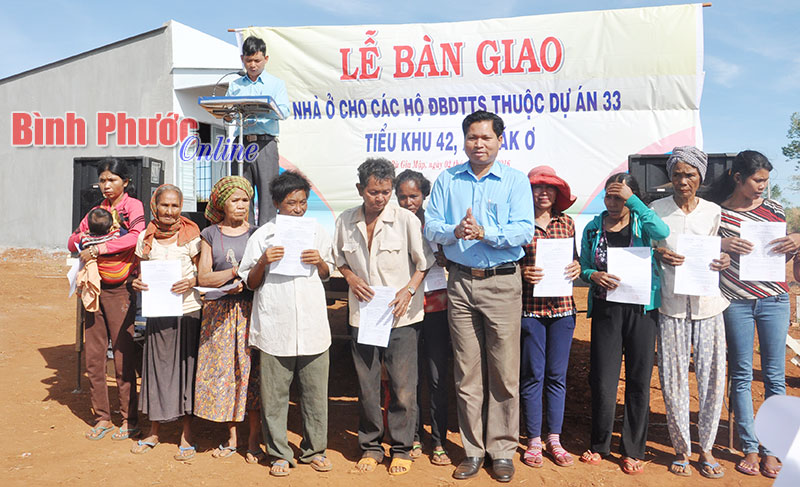 Bàn giao nhà ở cho 33 hộ dân thôn Bình Hà 2, xã Đa Kia Bàn giao nhà ở cho 33 hộ dân thôn Bình Hà 2, xã Đa Kia