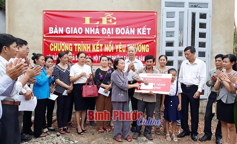 Bàn giao nhà đại đoàn kết tặng hộ nghèo Bàn giao nhà đại đoàn kết tặng hộ nghèo
