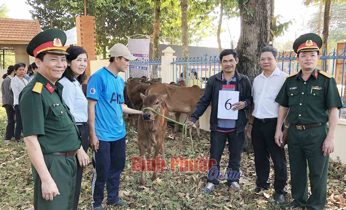 Thêm 25 con bò giống tặng hộ nghèo huyện Đồng Phú Thêm 25 con bò giống tặng hộ nghèo huyện Đồng Phú