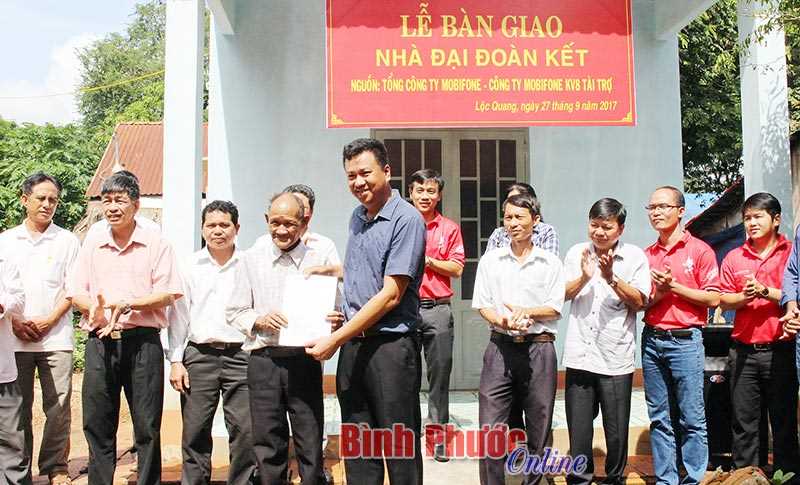 Bàn giao nhà đại đoàn kết cho hộ nghèo xã Lộc Quang Bàn giao nhà đại đoàn kết cho hộ nghèo xã Lộc Quang