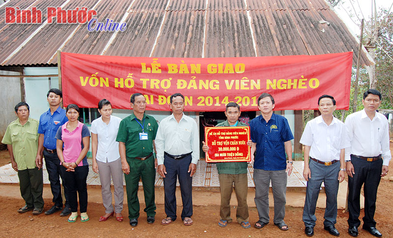 Đảng ủy xã Bù Gia Mập bàn giao vốn hỗ trợ cho đảng viên nghèo Đảng ủy xã Bù Gia Mập bàn giao vốn hỗ trợ cho đảng viên nghèo