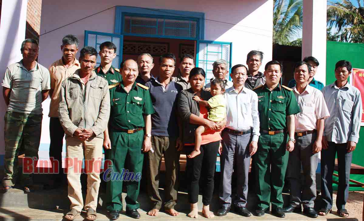 Bàn giao nhà tình nghĩa quân dân