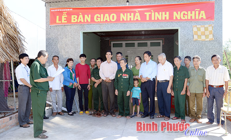 Bàn giao nhà tình nghĩa cho hội viên Bùi Duy Mẫn