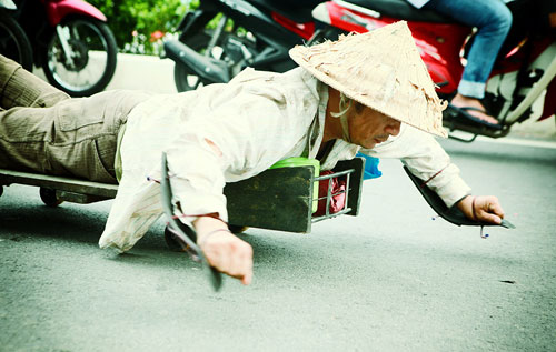 Bằng Kiều bò lê trên phố đóng cảnh ăn xin Bằng Kiều bò lê trên phố đóng cảnh ăn xin