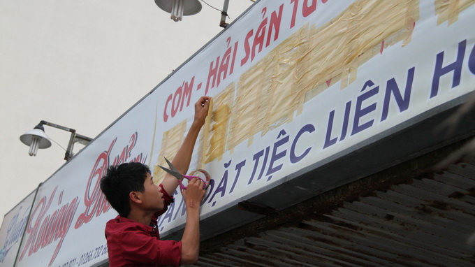 Dân tháo các biển hiệu tiếng Trung Quốc Dân tháo các biển hiệu tiếng Trung Quốc