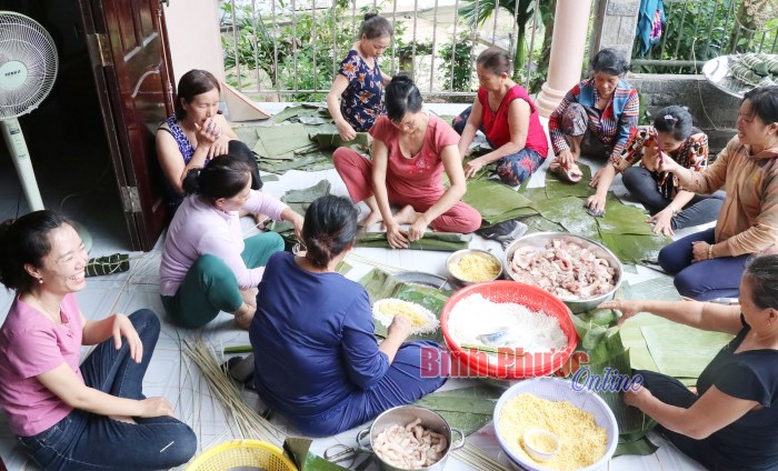 Gần 200 chiếc bánh tét gửi về miền Trung ruột thịt