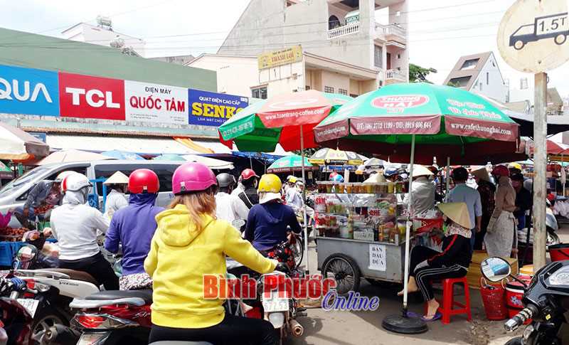 Bán hàng dưới lòng đường cản trở giao thông