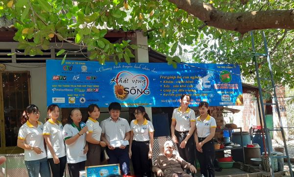 “Khát vọng sống” mang niềm vui đến gia đình em Châu Gia Bảo “Khát vọng sống” mang niềm vui đến gia đình em Châu Gia Bảo
