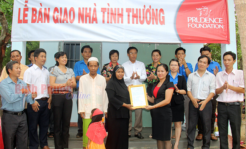 Báo Bình Phước phối hợp Bảo hiểm nhân thọ Prudential trao nhà tình thương Báo Bình Phước phối hợp Bảo hiểm nhân thọ Prudential trao nhà tình thương