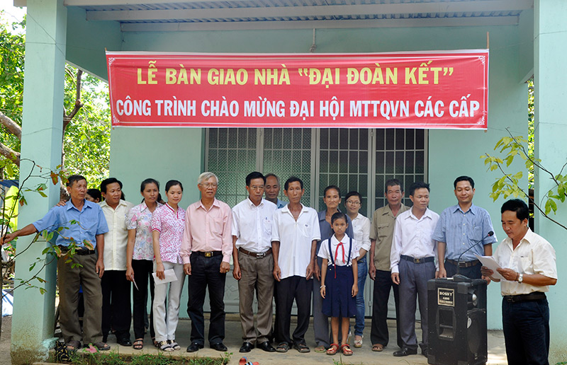 Tặng nhà đại đoàn kết cho hộ nghèo Tặng nhà đại đoàn kết cho hộ nghèo