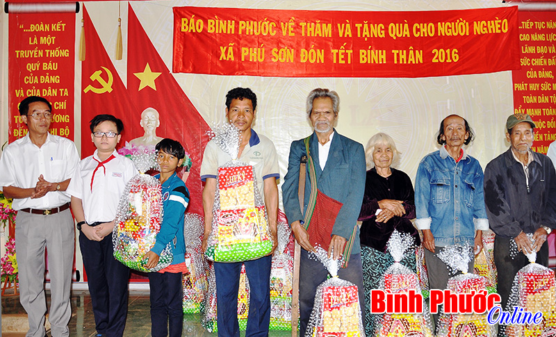 Báo Bình Phước tặng quà tết cho người nghèo xã Phú Sơn