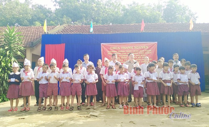 Trao 118 thẻ bảo hiểm y tế cho học sinh có hoàn cảnh khó khăn Trao 118 thẻ bảo hiểm y tế cho học sinh có hoàn cảnh khó khăn