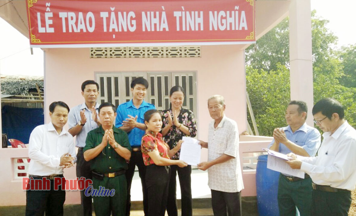 Đồng Xoài: Trao 8 căn nhà cho người có công