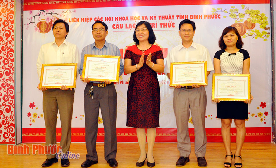 Câu lạc bộ trí thức có 105 thành viên Câu lạc bộ trí thức có 105 thành viên
