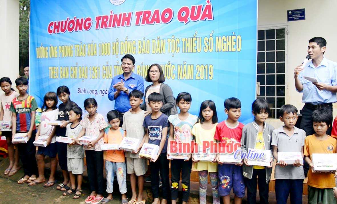 450 lượt người nghèo, học sinh khó khăn được tặng quà, khám bệnh