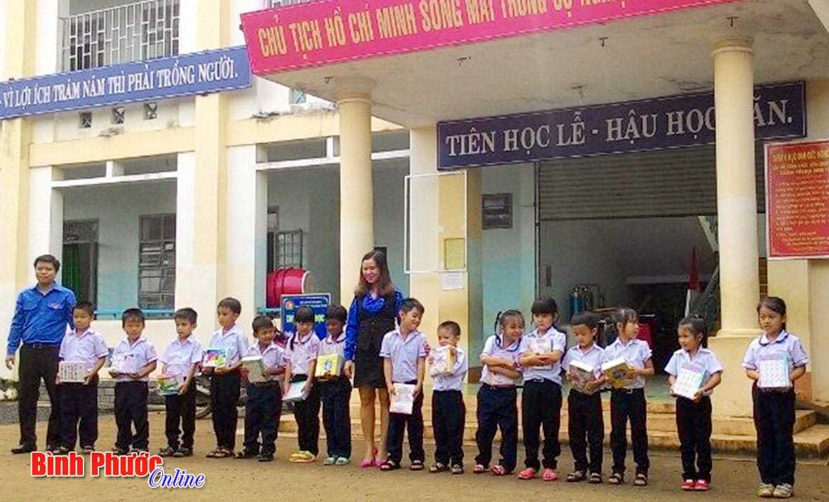 Đoàn xã Đồng Tâm vận động các nguồn lực hỗ trợ thanh thiếu nhi