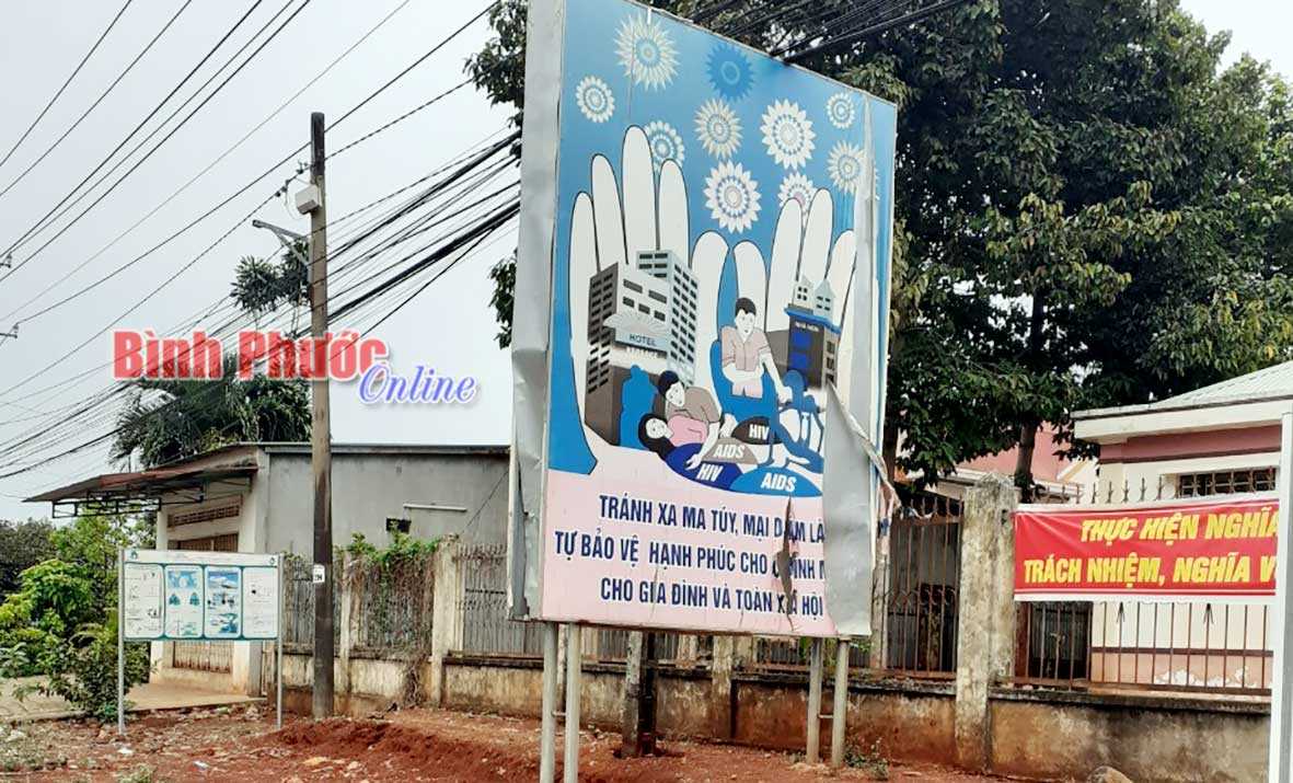 Pa-nô bị hư và biển báo giao thông gây sự tò mò