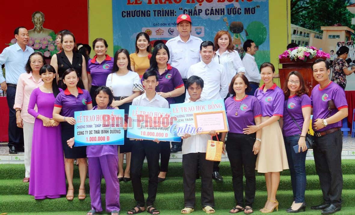Vợ chồng mù nuôi con học giỏi Vợ chồng mù nuôi con học giỏi