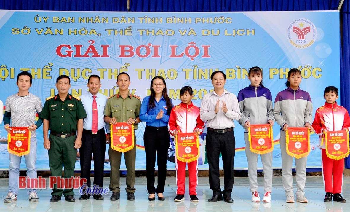 60 vận động viên tranh giải bơi lội 60 vận động viên tranh giải bơi lội