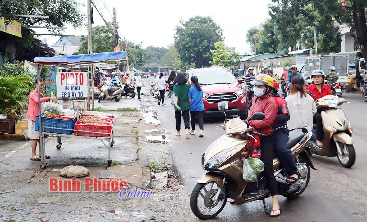 Cần giải quyết dứt điểm chợ tạm Tiến Thành