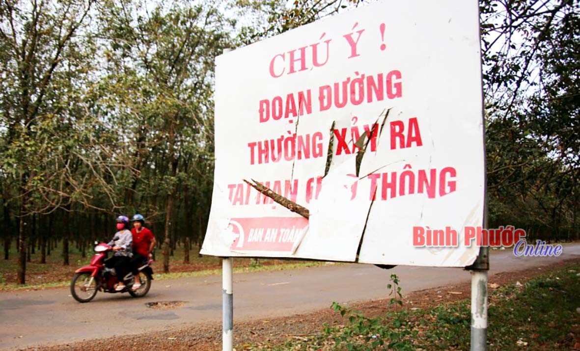 Vẫn chưa khắc phục biển báo giao thông Vẫn chưa khắc phục biển báo giao thông
