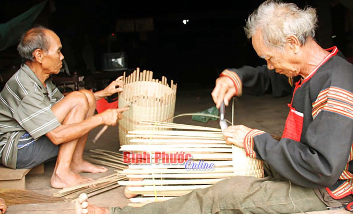 Gùi có nắp trong đời sống người Mơnông Gùi có nắp trong đời sống người Mơnông