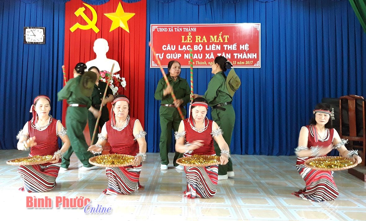 Người cao tuổi đam mê văn nghệ Người cao tuổi đam mê văn nghệ