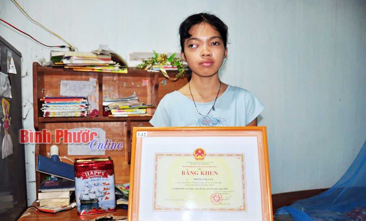 Phùng Thị Vân vượt khó học giỏi