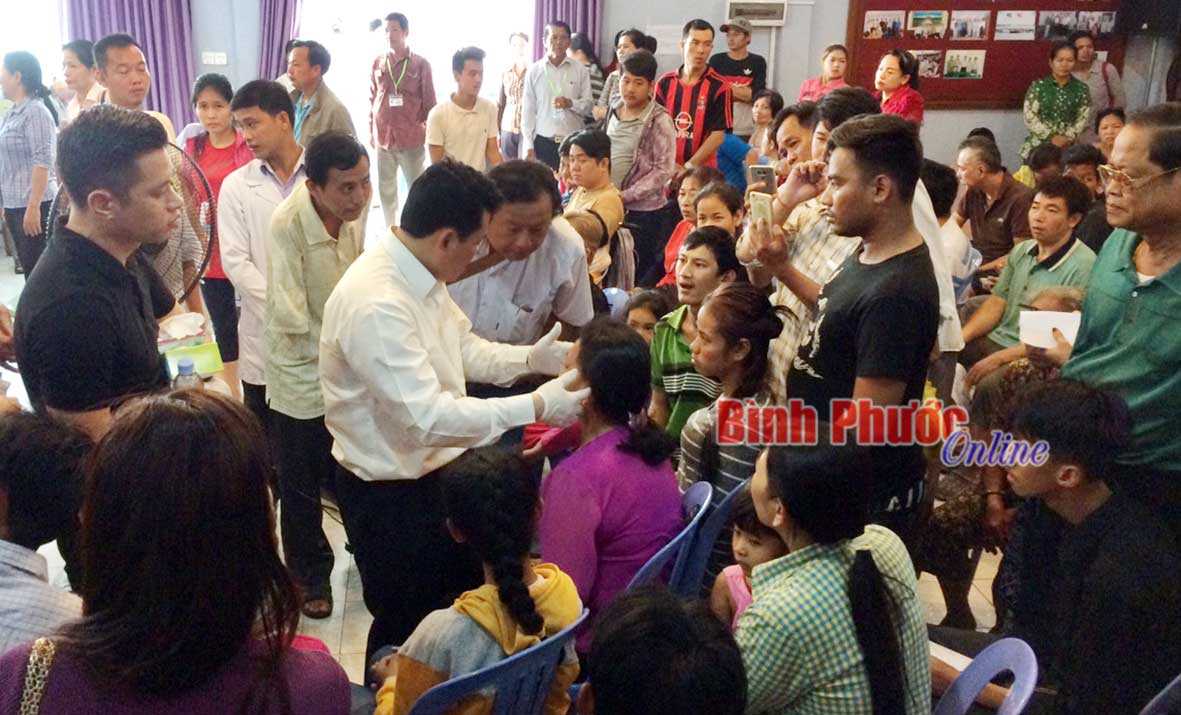 Khám, phục hồi chức năng cho người dân và cộng đồng người Việt tại Campuchia Khám, phục hồi chức năng cho người dân và cộng đồng người Việt tại Campuchia