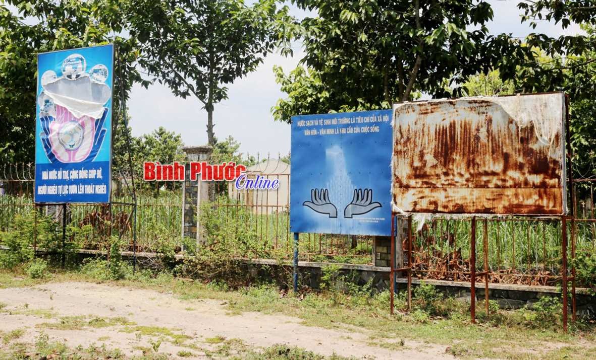 Pa-nô bong tróc nhếch nhác trước trụ sở ủy ban xã