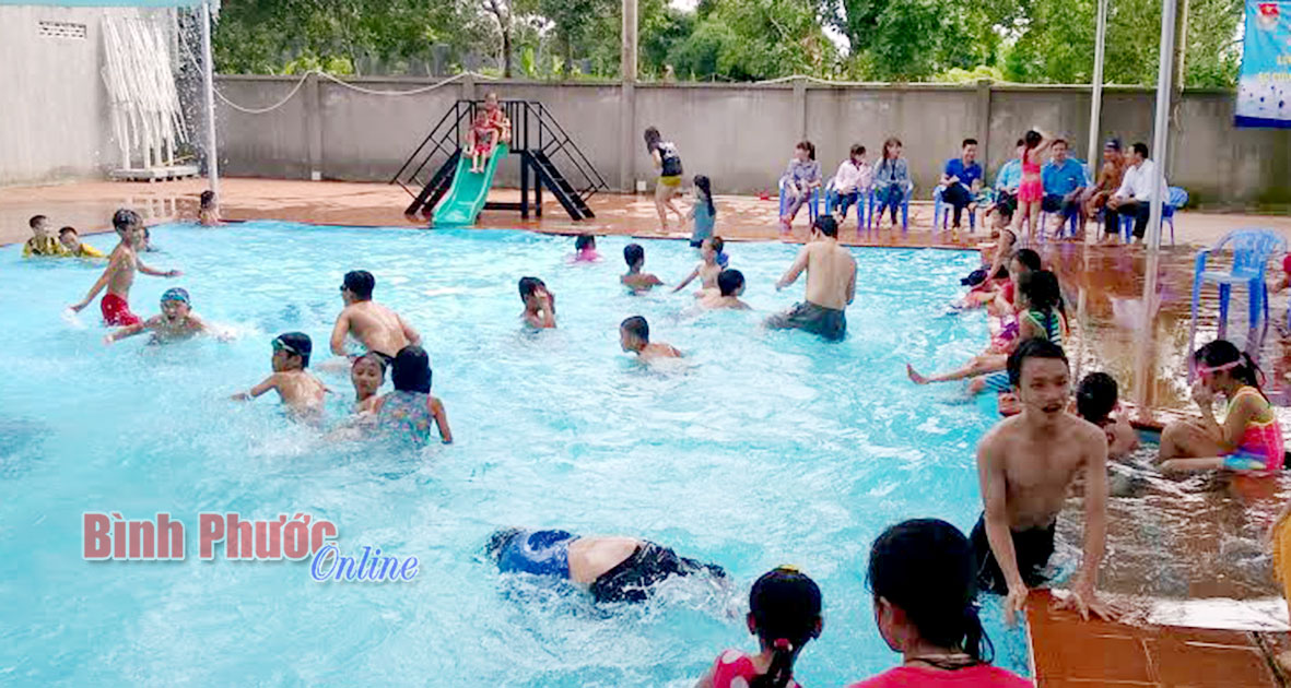 Tập huấn kỹ năng bơi cho 160 thanh, thiếu niên