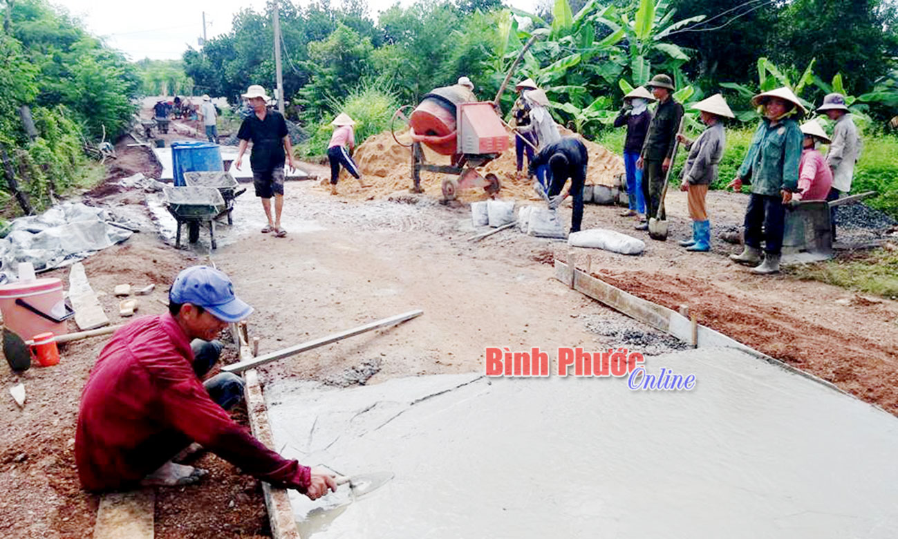 Nhân dân xã Tân Tiến góp sức làm đường nông thôn