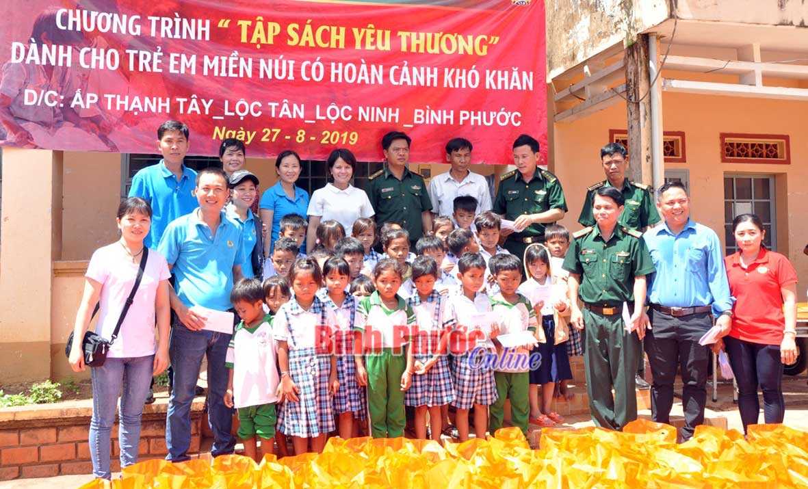 200 phần quà tặng học sinh nghèo xã Lộc Tấn 200 phần quà tặng học sinh nghèo xã Lộc Tấn