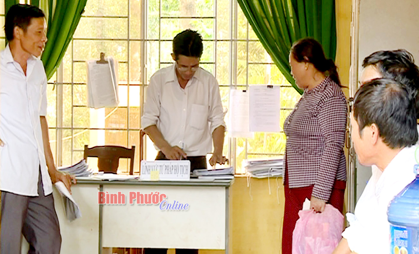 Người dân làm lại giấy khai sinh tăng đột biến