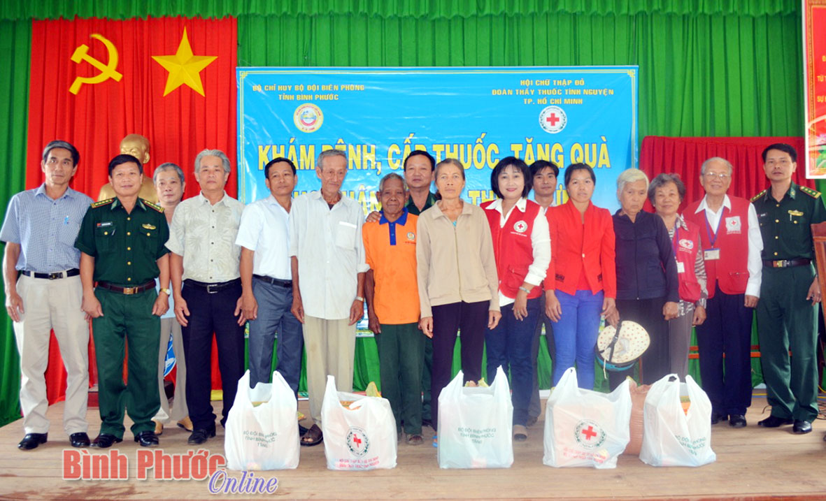 Khám bệnh, tặng quà cho nhân dân các xã biên giới