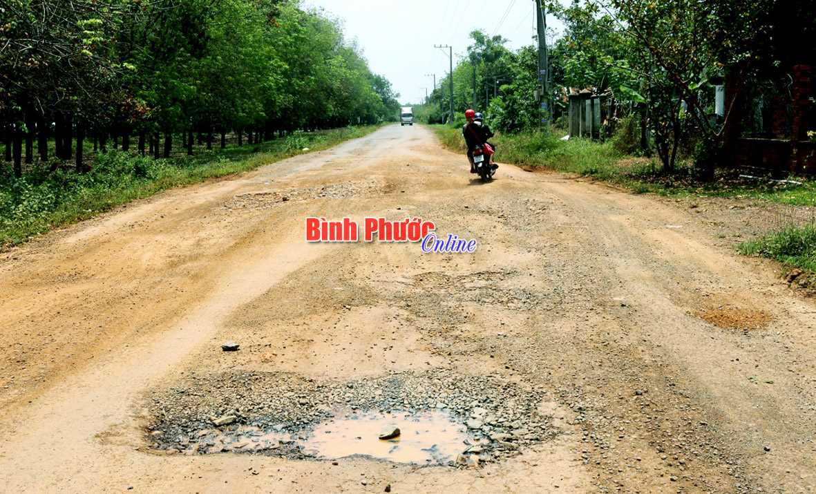 Nhiều ổ trâu, hố sâu trên đường đi Tân Khai - Minh Lập