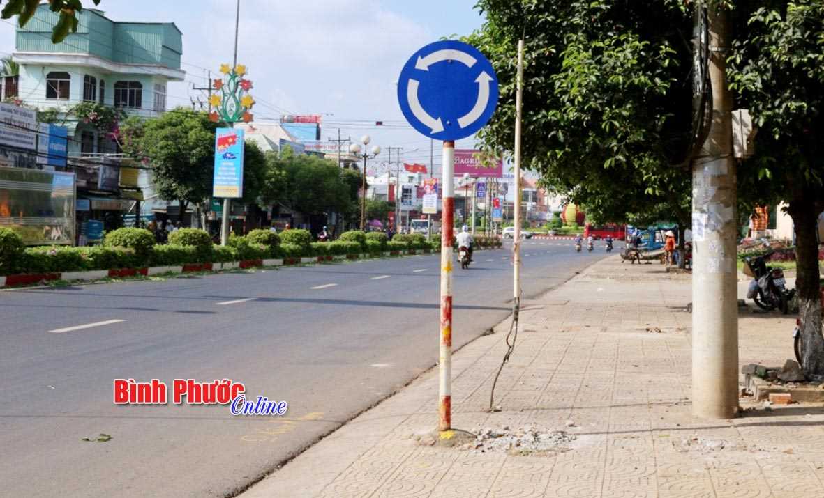 Biển chỉ dẫn hướng đường đã được thay mới Biển chỉ dẫn hướng đường đã được thay mới