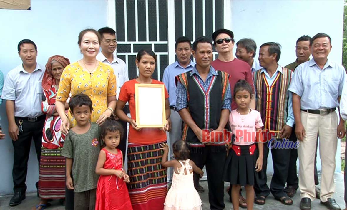 Tặng nhà tình thương cho 2 hộ khó khăn Tặng nhà tình thương cho 2 hộ khó khăn