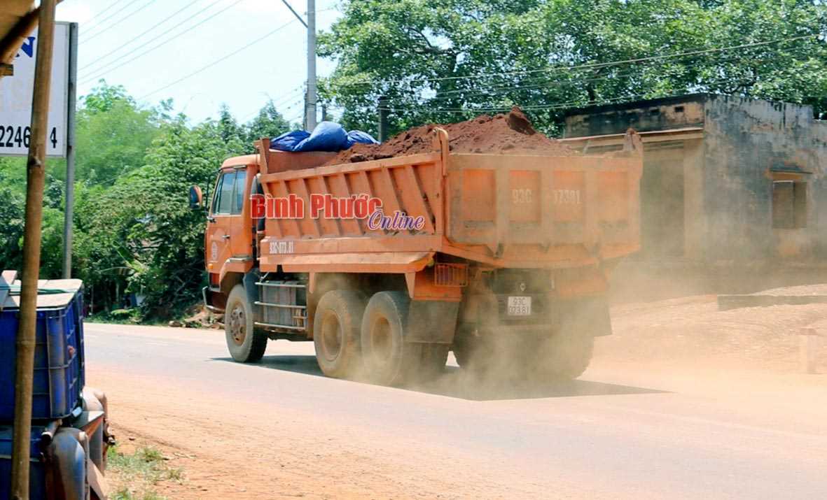 Xe chở đất gây ô nhiễm môi trường