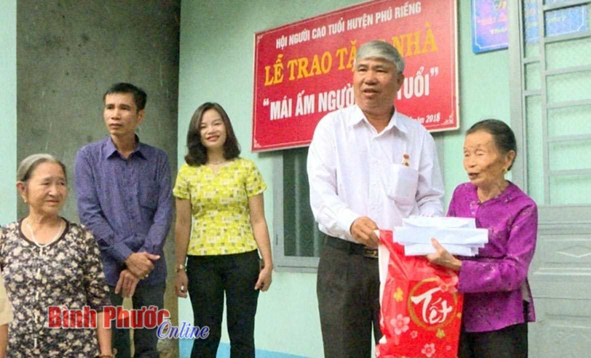 Phú Riềng: Bàn giao 2 “Mái ấm người cao tuổi”
