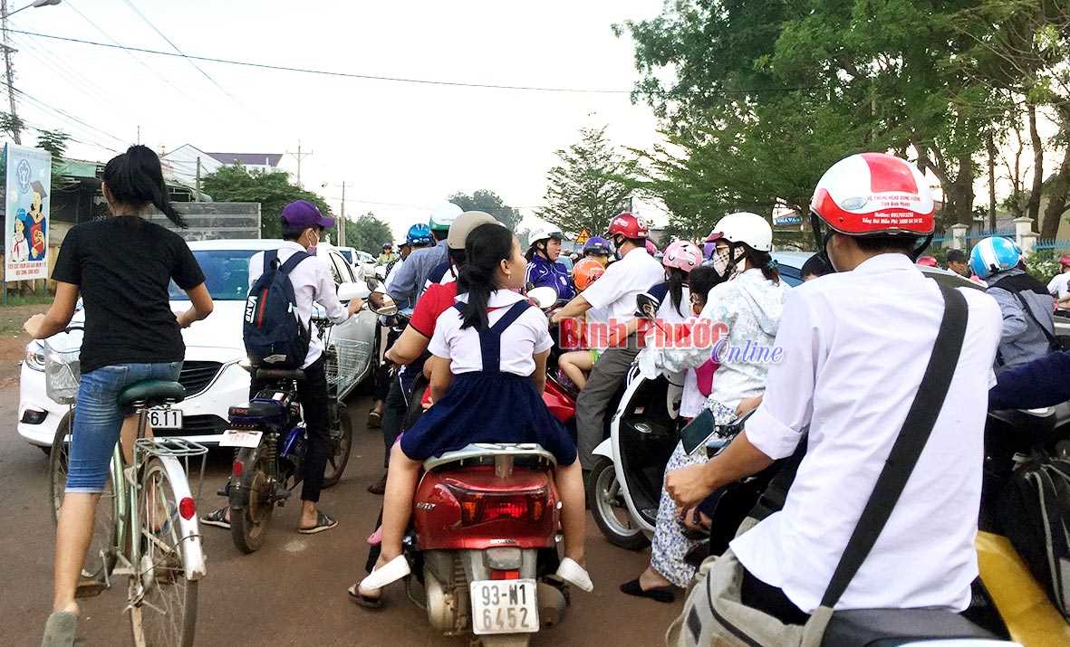 Cần lập lại trật tự an toàn giao thông trước cổng trường học