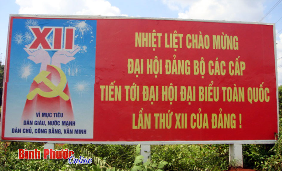 “Pa-nô tuyên truyền “núp” trong lùm cây” đã được phát quang “Pa-nô tuyên truyền “núp” trong lùm cây” đã được phát quang