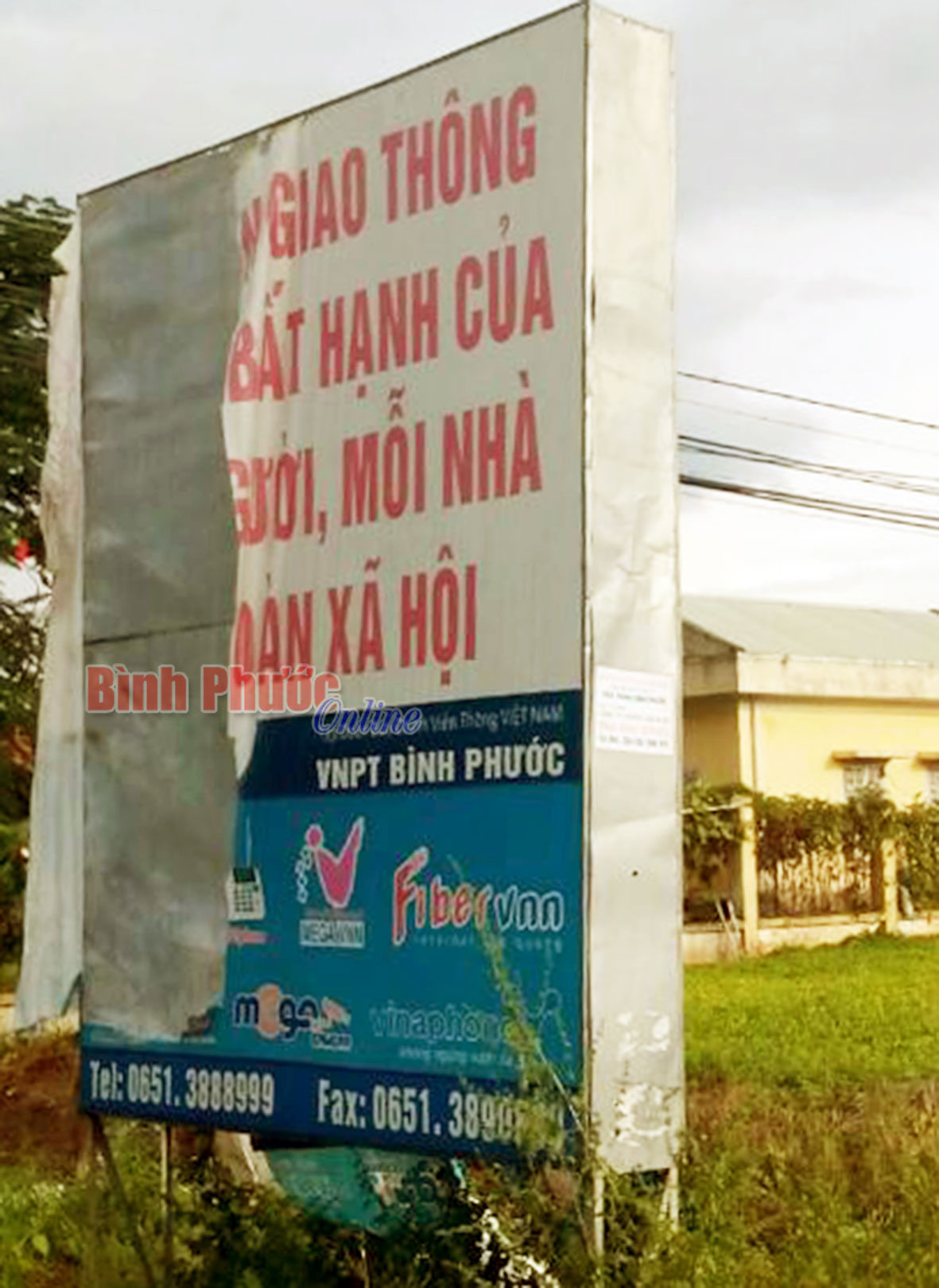 Pa-nô tuyên truyền trước chốt chặn Tàu Ô